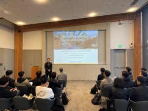 Prof. Lee addresses group from GS Engineering & Construction